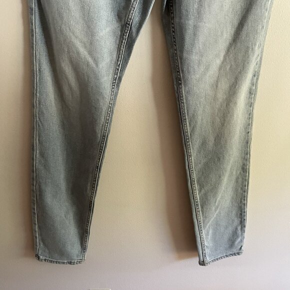 Old Navy Men Size 30X36 Light Wash Denim Built-In Flex Athletic Taper Jeans NWT - Picture 3 of 10